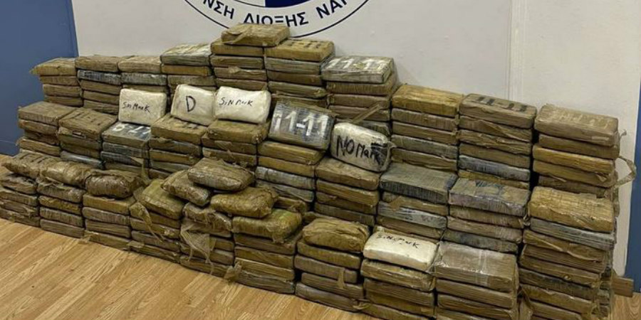 Πειραιάς: Έκρυβαν σε σακιά με καφέ 351 κιλά κοκαΐνη