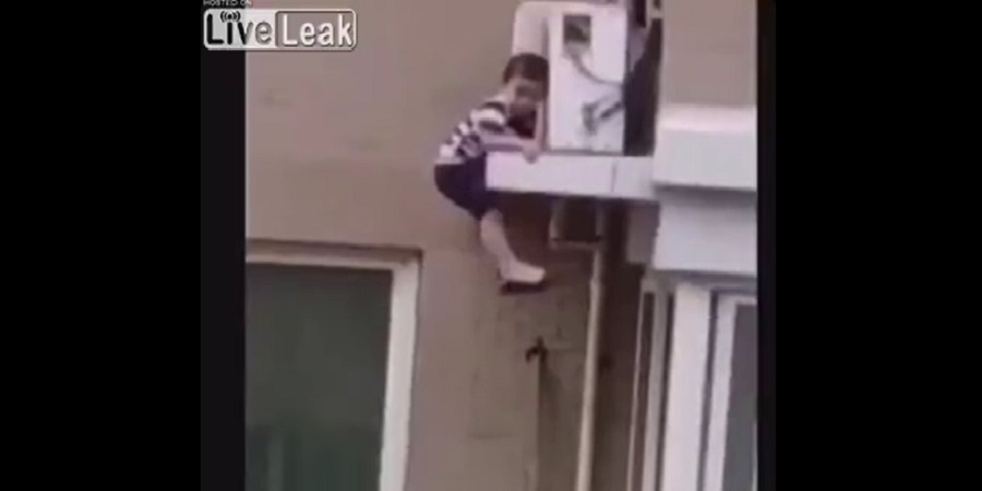 ΚΙΝΑ: Παιδάκι πέφτει από παράθυρο πολυκατοικίας και την... γλυτώνει 