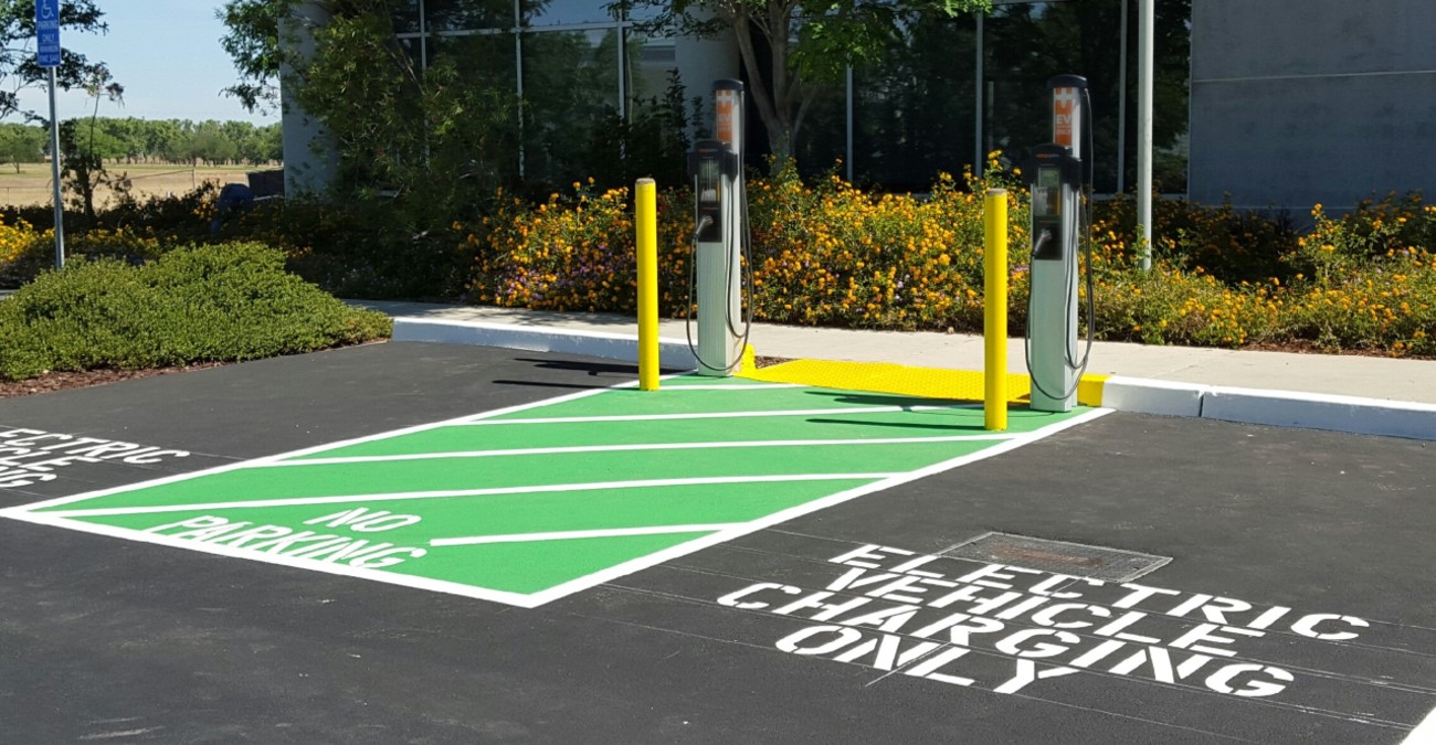 Τόσα θα πληρώνεις όταν παρκάρεις σε θέση για φόρτιση ηλεκτρικού οχήματος αλλά δεν φορτίζεις - Πέρασε από τη Βουλή πρόταση νόμου 