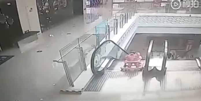 Τρομακτικό ατύχημα σε κυλιόμενη σκάλα – Μωρό έπεσε με την περπατούσα - VIDEO