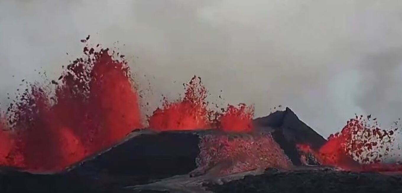 Ισλανδία: Το ηφαίστειο στη χερσόνησο Ρέικιανες εκτοξεύει λάβα για 2η ημέρα - Δείτε βίντεο