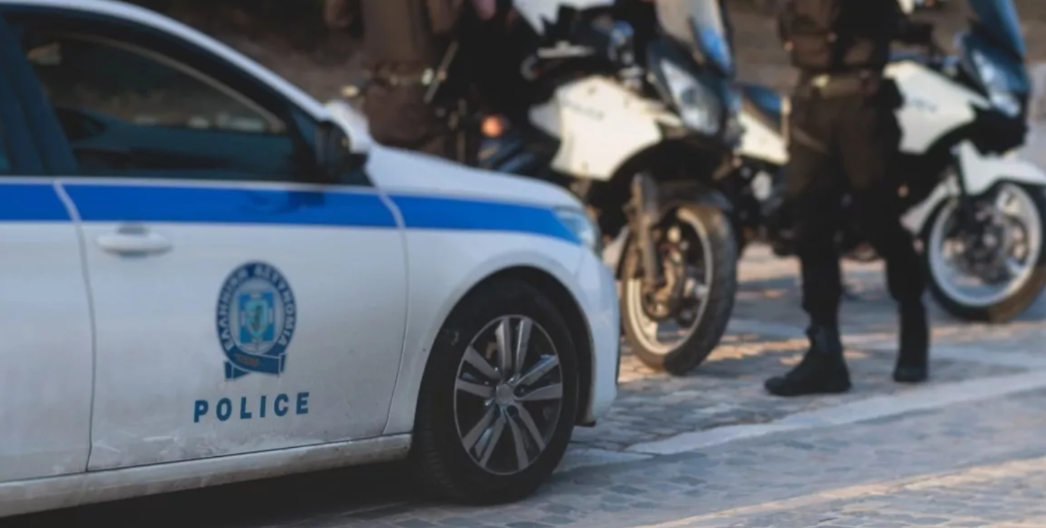 Σοκ στη Γλυφάδα: Νεκρός άνδρας σε πορτ παγκάζ αυτοκινήτου - Συνελήφθη ο γιος του, είχε σκοτώσει και τη μητέρα του το 2014