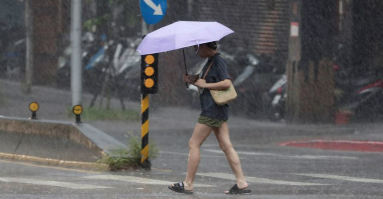 Ο τυφώνας Κόινου «χτυπά» την Ταϊβάν - Κλειστά τα σχολεία, πάνω από 100 ακυρώσεις πτήσεων - Βίντεο