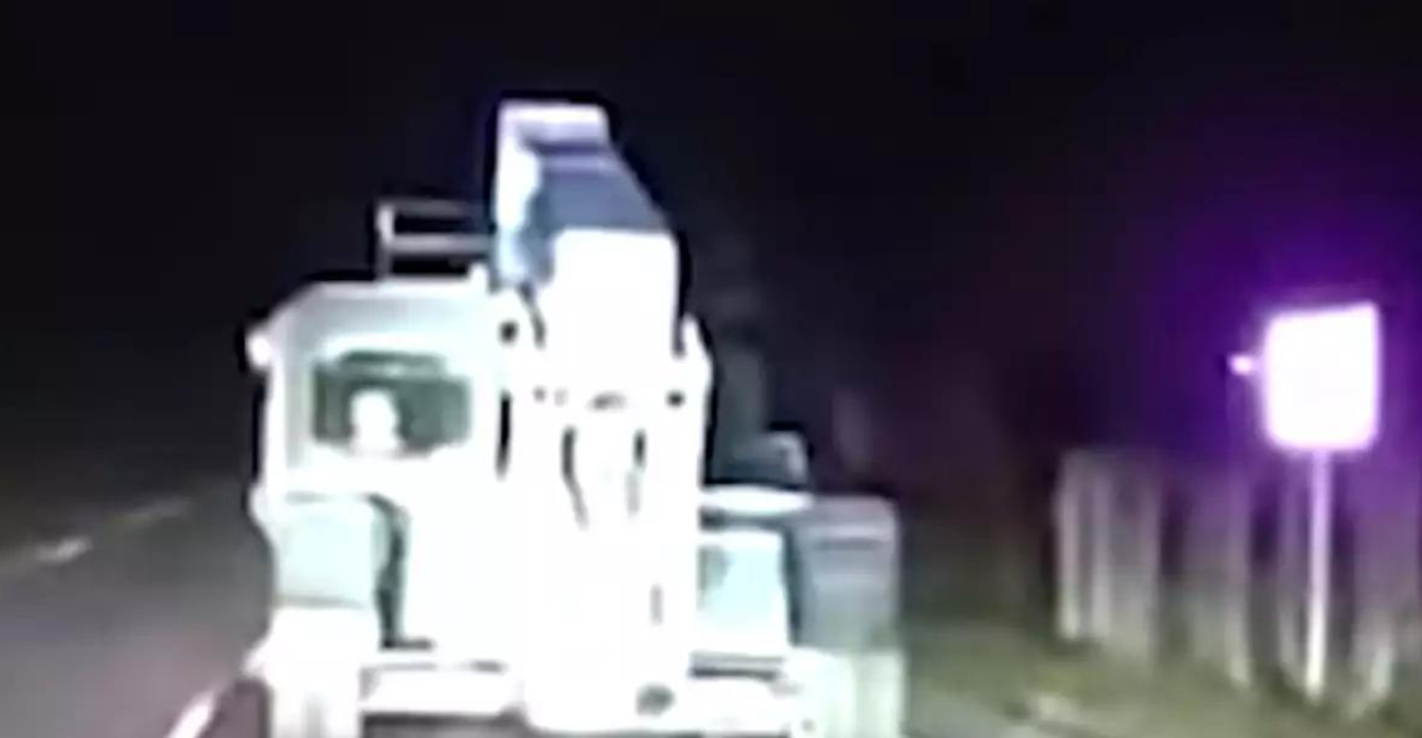 Απίστευτη καταδίωξη στις ΗΠΑ: 12χρονος έκλεψε ανυψωτικό μηχάνημα και χτύπησε 10 αυτοκίνητα - Bίντεο