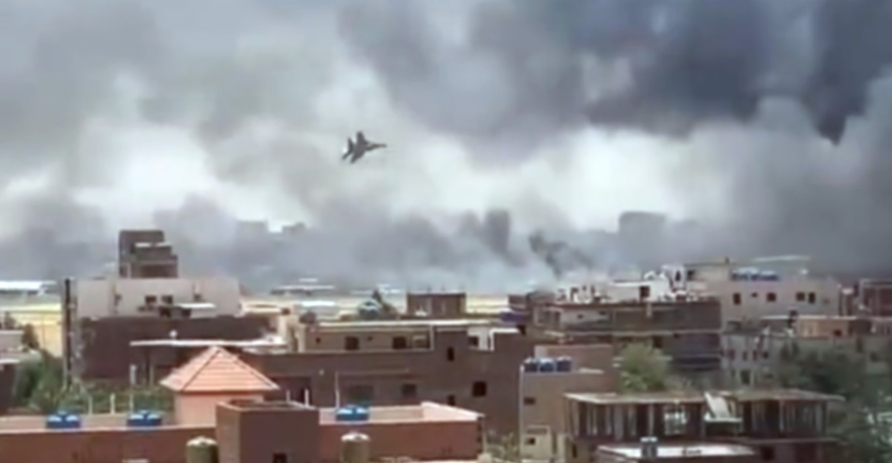 Στη δίνη του εμφυλίου το Σουδάν: Αεροπορικές επιδρομές στο Χαρτούμ - Αναφορές για νεκρούς