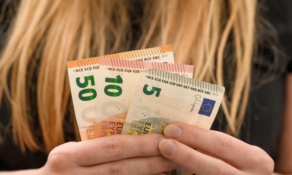 Κατώτατος μισθός: Διαφωνίες για νομοσχέδιο - Ποια εισήγηση υιοθετεί για τον υπολογισμό του