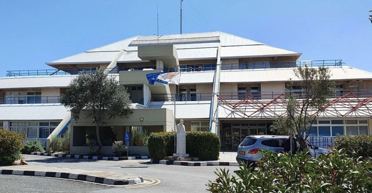 Σάλος στο νεκροτομείο του Νοσοκομείου Πάφου: Μεταφέρουν σορούς σε εξωτερικό κοντέινερ