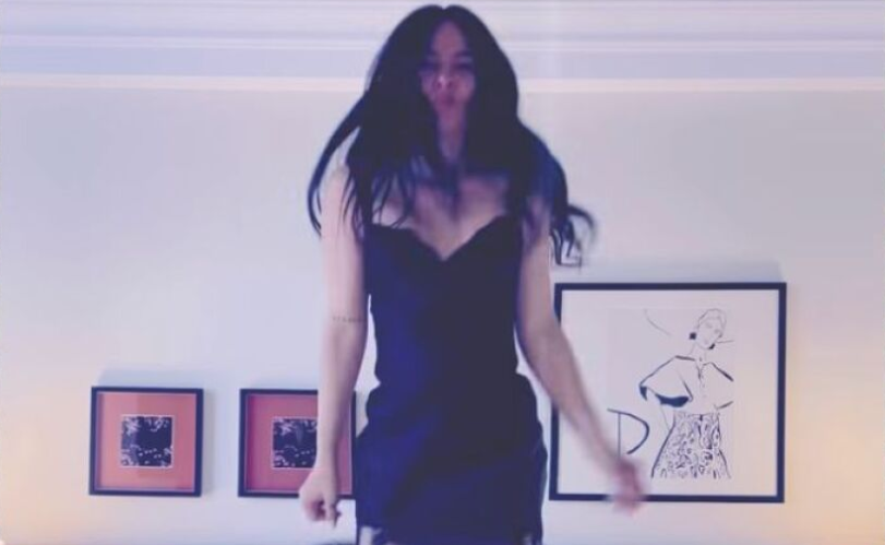 VIDEO: Η Ζενεβιέβ Μαζαρί χοροπηδάει ενθουσιασμένη πάνω στο κρεβάτι φορώντας το νυχτικό της