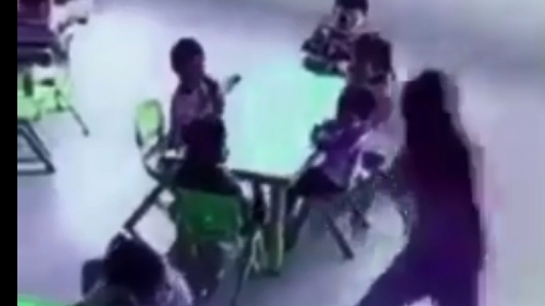 KINA: Δασκάλα τραβά με οργή την καρέκλα από παιδάκι και αυτό πέφτει κάτω- VIDEO