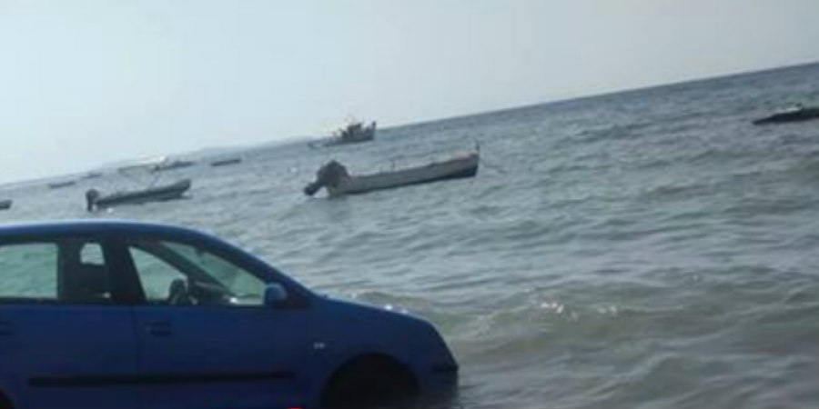 Ακυβέρνητο… όχημα κατέληξε στην θάλασσα – Φώναζαν οι λουόμενοι – ΦΩΤΟΓΡΑΦΙΕΣ