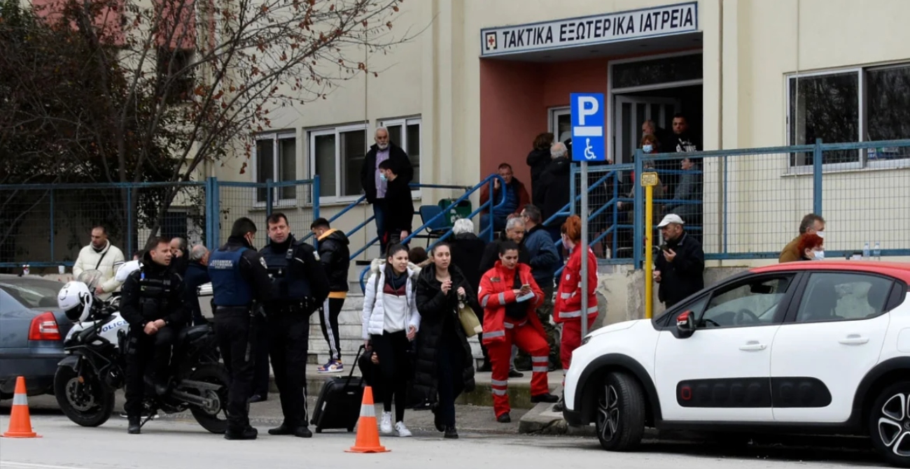 Σύγκρουση τρένων: Δραματικές στιγμές έξω από το Γενικό Νοσοκομείο Λάρισας για τους συγγενείς θυμάτων