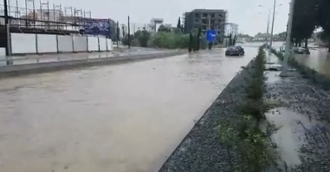 ΛΕΥΚΩΣΙΑ: Έγινε «ποτάμι» καινούργιος δρόμος – Εγκλωβίστηκαν οδηγοί – VIDEO  