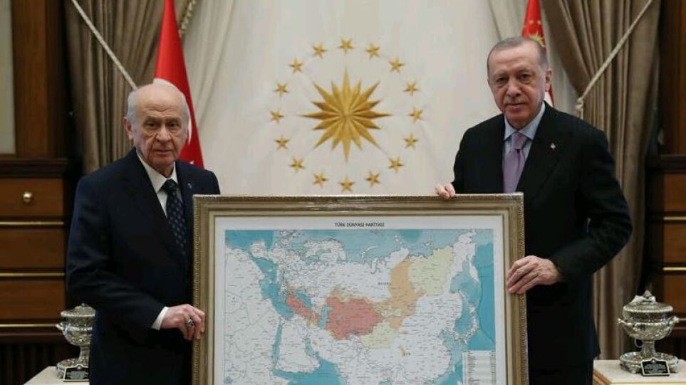 Προκαλεί η φωτογραφία του Ερντογάν με τον χάρτη του «τουρκικού κόσμου» που περιλαμβάνει και την Κύπρο