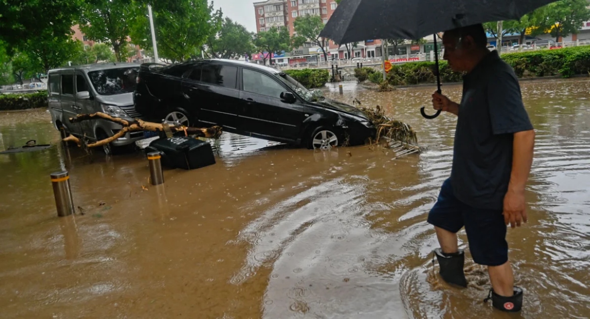 Πεκίνο: Τουλάχιστον δύο νεκροί από τις σφοδρές βροχοπτώσεις