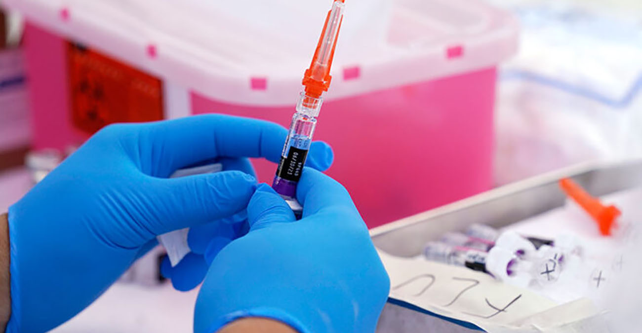 Κορωνοϊός: Η παραπληροφόρηση για τα εμβόλια ωθεί αρνητές να αναζητήσουν «καθαρό αίμα»