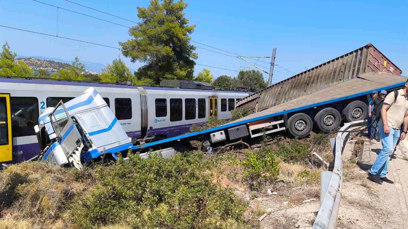 Τρεις τραυματίες από τη σύγκρουση φορτηγού με τρένο με 130 επιβάτες στην Εύβοια - Δείτε φωτογραφίες