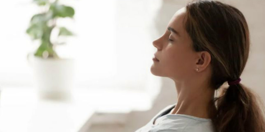 Κορωνοϊός – Δύσπνοια: 4 ασκήσεις αναπνοής που ανακουφίζουν