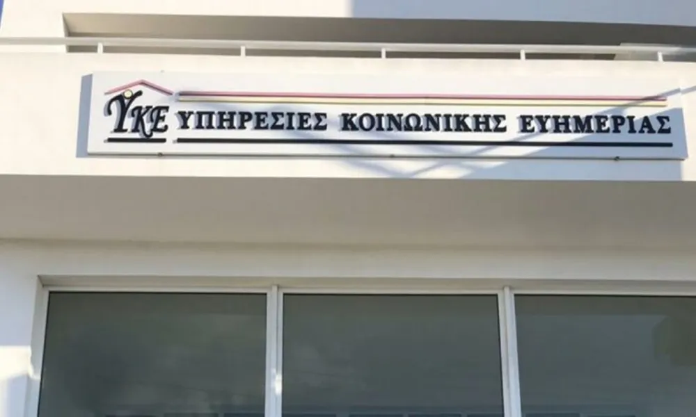 Σε κατάσταση αμόκ πολίτης: Έσπαζε αυτοκίνητα έξω από τις Κοινωνικές Υπηρεσίες στη Λάρνακα