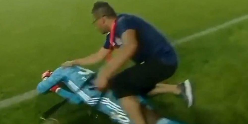 Ποδοσφαιριστής κατέρρευσε μέσα στο γήπεδο - VIDEO