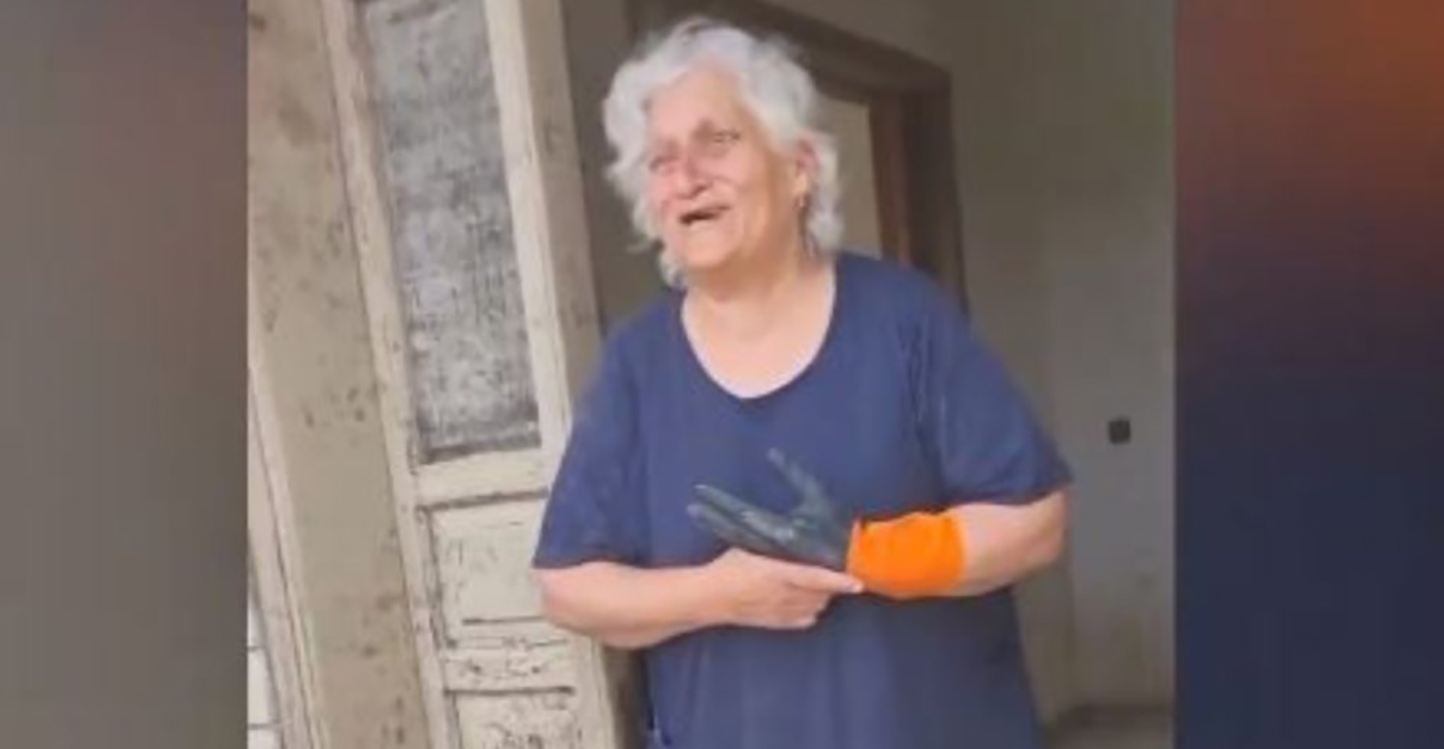 Συγκλονίζει η γιαγιά που ζει μέσα στο πλημμυρισμένο σπίτι με την δύο ετών εγγονούλα της στην Ελλάδα -Δείτε βίντεο 