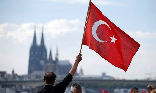 Το Politico αμφισβητεί τη διατηρισιμότητα της οικονομικής ανάπτυξης στην Τουρκία