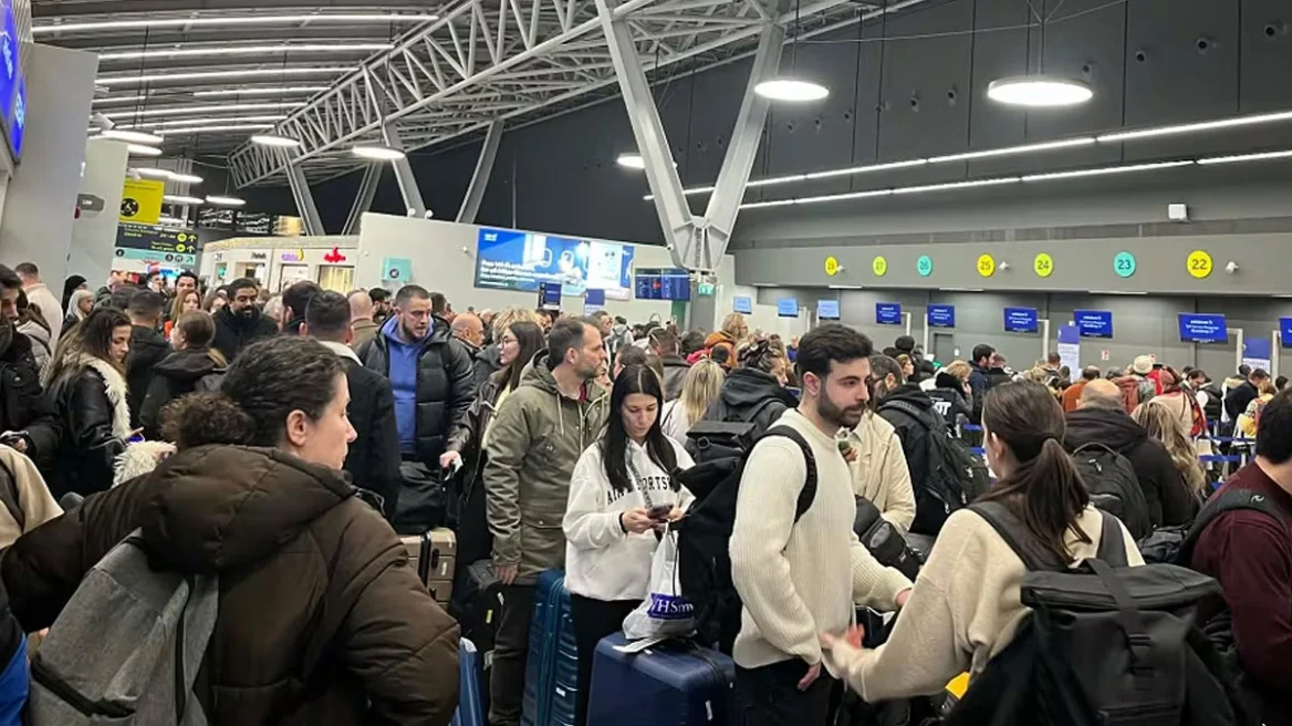 Καθυστερήσεις και τεράστιες ουρές επιβατών στο αεροδρόμιο «Μακεδονία» - Δείτε βίντεο