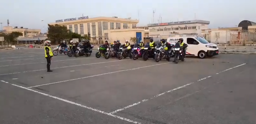 Στην Κύπρο το Άγιο Φως- Με μοτοσικλέτες η μεταφορα για να φτάσει έγκαιρα σε όλες τις ενορίες