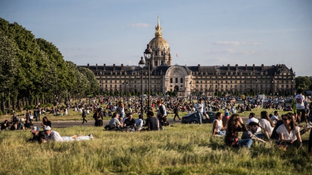 Παρίσι: «Ελεύθεροι» στα πάρκα οι κάτοικοι για πρώτη φορά μετά από 11 εβδομάδες καραντίνας 