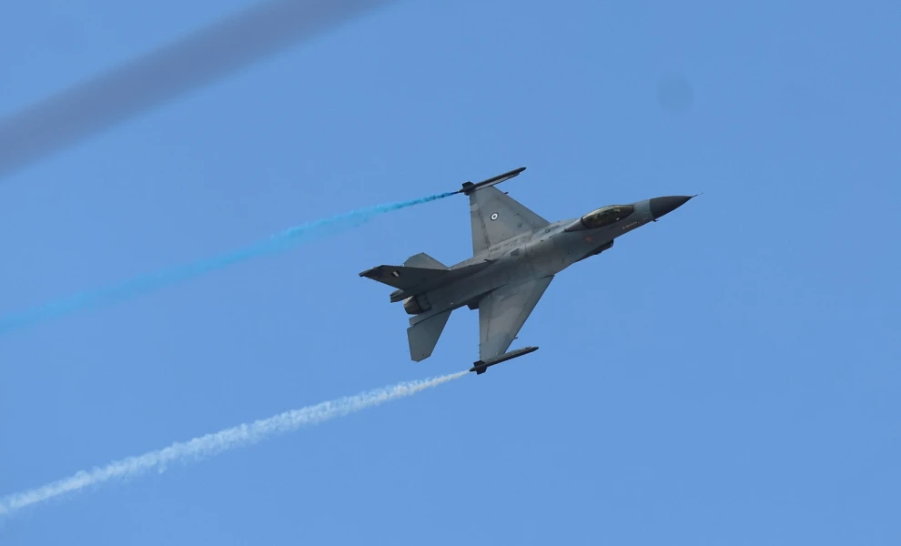 25η Μαρτίου: Εντυπωσιακή διέλευση του F-16 «ΖΕΥΣ» - Άφησε χρώματα της ελληνικής σημαίας στον ουρανό - Ξεκάθαρο μήνυμα ετοιμότητας