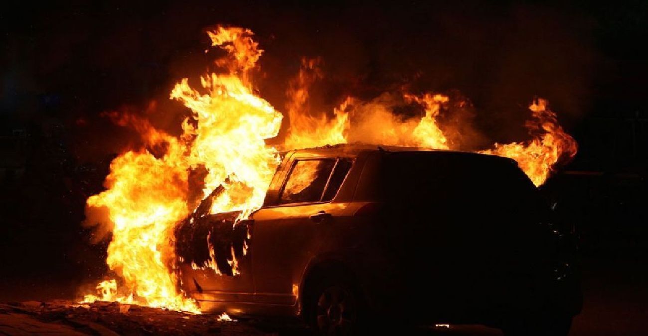 Όχημα τυλίχθηκε στις φλόγες στο Μενεού – Υπέστη εκτεταμένες ζημιές