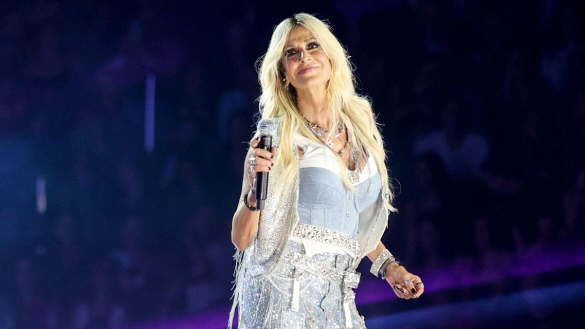 Άννα Βίσση: Η έκπληξη της κόρης της Σοφίας και των εγγονών της στη σκηνή με εντυπωσιακή τούρτα - Δείτε βίντεο