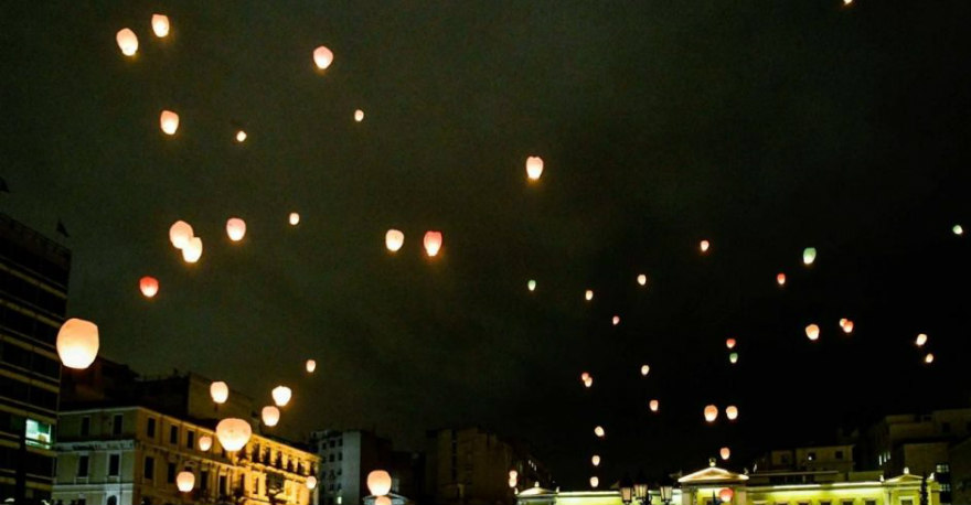 Υπερθέαμα η παραμονή Χριστουγέννων στην Αθήνα: Εκατοντάδες χάρτινα φαναράκια φώτισαν τον ουρανό