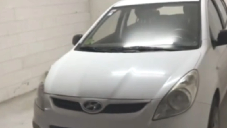 Video: Του πήραν τη θέση πάρκινγκ και «κλείδωσε» το αυτοκίνητο μέσα: «Και τώρα;»