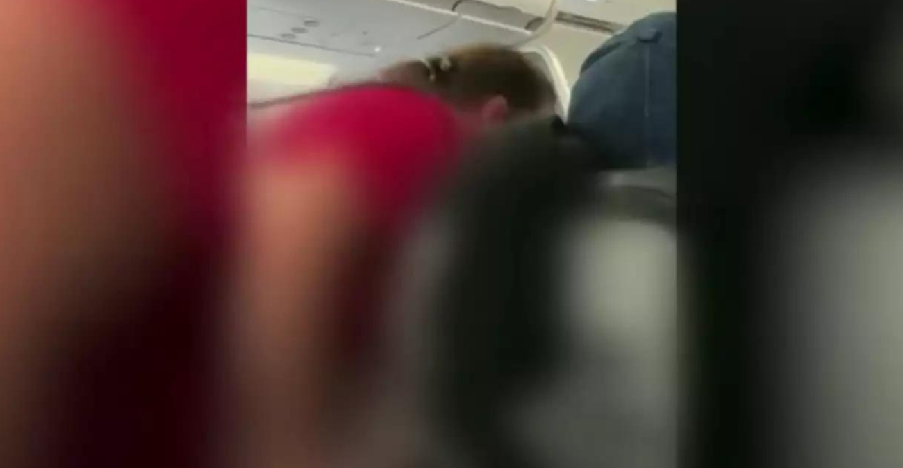 Χάος σε πτήση στις ΗΠΑ: Γυναίκα προσπάθησε να κάνει την ανάγκη της στο διάδρομο του αεροπλάνου