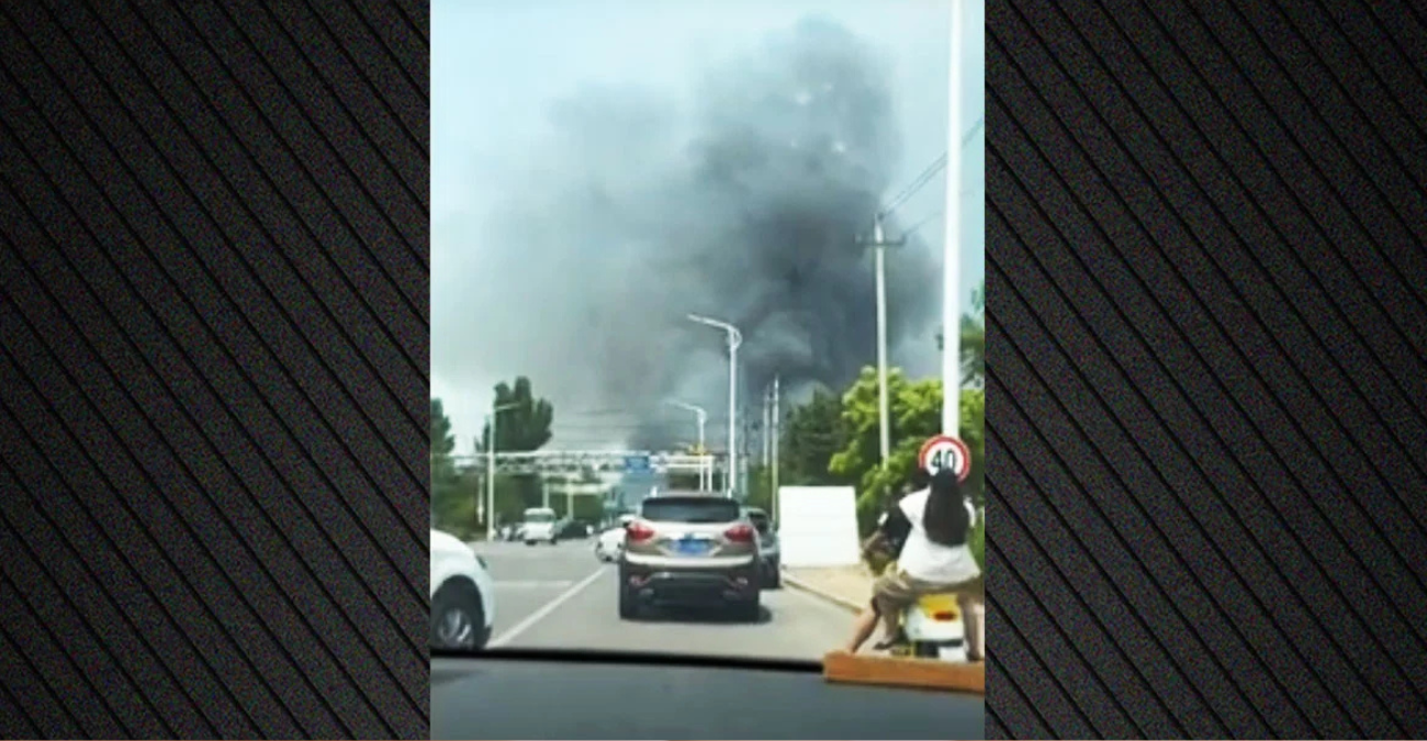 Video: Ισχυρή έκρηξη σε χημικό εργοστάσιο στην Κίνα - Μαύροι καπνοί σκέπασαν την πόλη Γκαομί