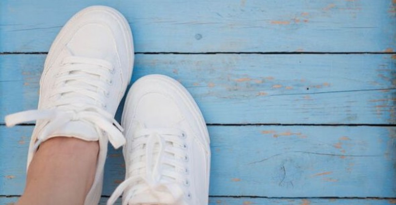 Ένα κόλπο για να ξαναγίνουν τα sneakers σας λευκά σαν καινούρια - Δείτε βίντεο