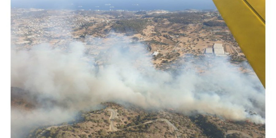 Κάηκε έκταση 30 εκταρίων από την Πυρκαγιά στη Λεμεσό - Επίγεια και εναέρια μέσα στη μάχη για την κατάσβεση