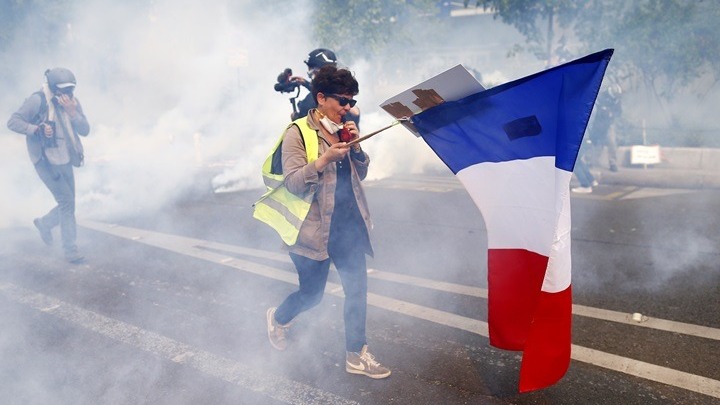 Γαλλία: Μειωμένος ο αριθμός των διαδηλωτών, συγκρούσεις στη Λιόν και τη Νάντη