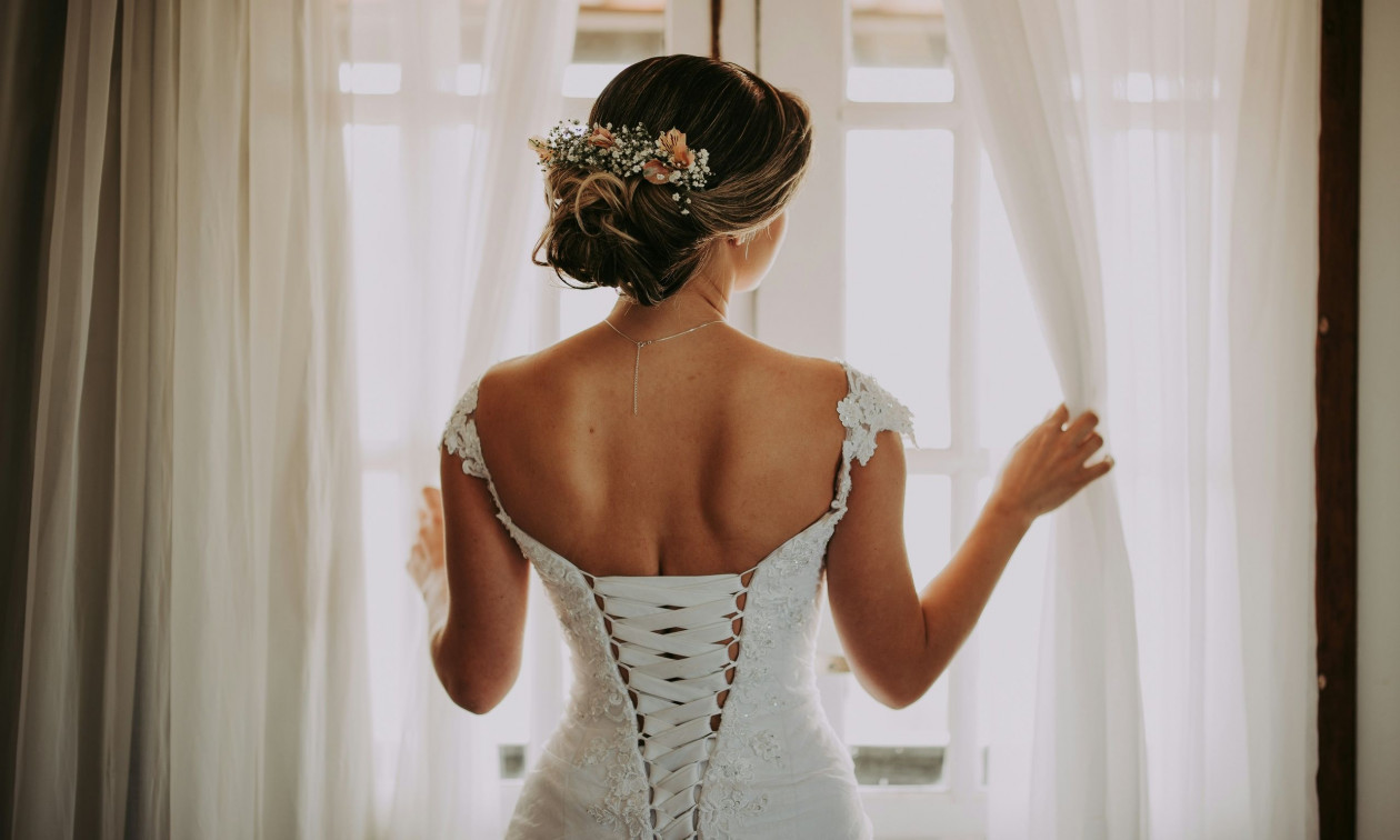 Viral video Πώς μία «άλλη» γυναίκα έκλεψε τα βλέμματα από τη νύφη στον γάμο