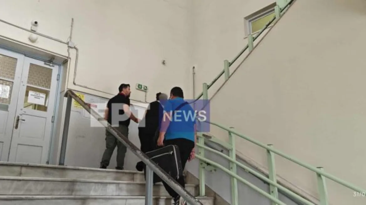 Στον ανακριτή η 52χρονη μητέρα στον Βόλο που κατηγορείται για παιδική πορνογραφία και αιμομιξία
