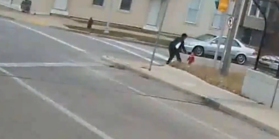 Τίμησαν την ηρωίδα οδηγό- Έσωσε ξυπόλητο κοριτσάκι από τον δρόμο- VIDEO