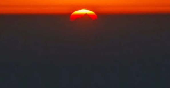 Απίθανη λήψη: Φωτογράφος έπιασε την «πράσινη ακτίνα» την ώρα που έδυε ο ήλιος