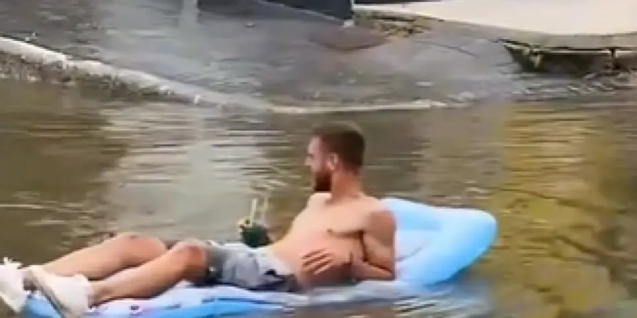 «Τι κάνεις, εδώ κολυμπάμε ρε!»: Πώς έγινε viral ο νεαρός με το στρώμα θαλάσσης και το κοκτέιλ στην πλημμυρισμένη Κατερίνη