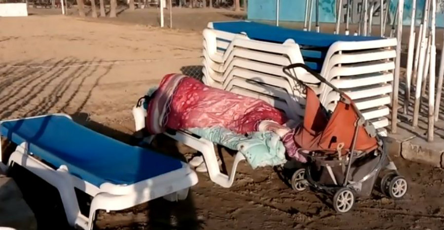 ΛΑΡΝΑΚΑ: Συνάνθρωπος μας κοιμάται στα κρεβατάκια της παραλίας με συντροφιά μια κουβέρτα και ένα παιδικό καρότσι- ΒΙΝΤΕΟ