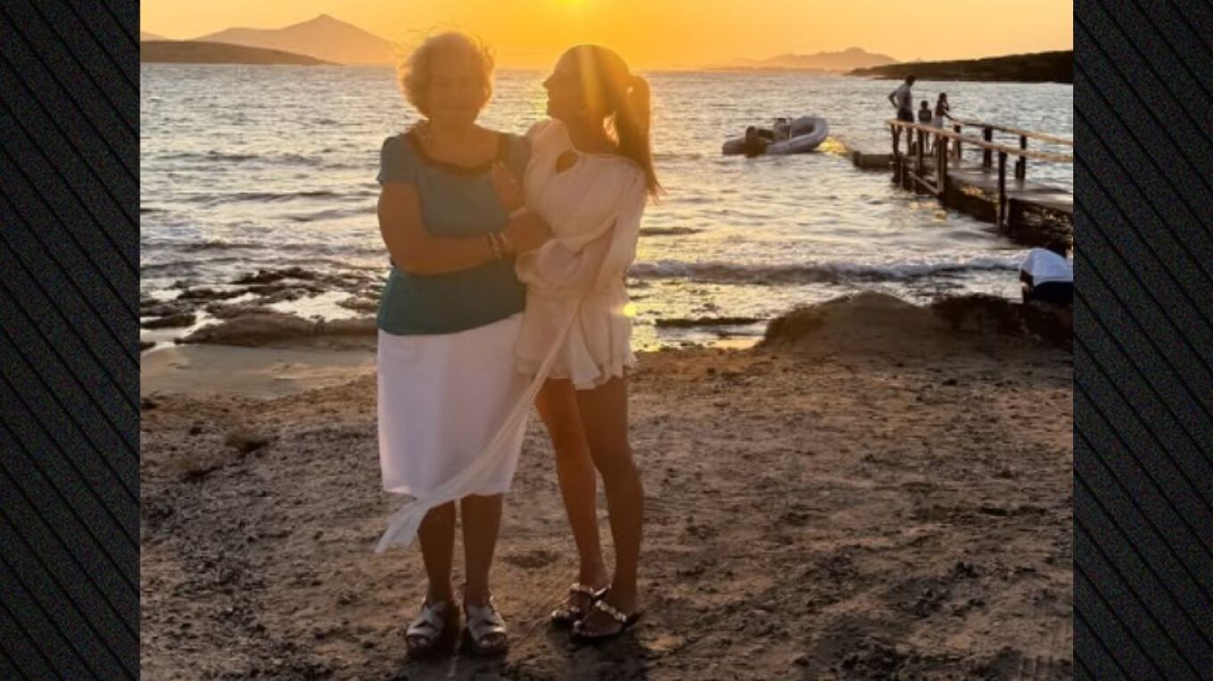 Η Σταματίνα Τσιμτσιλή φωτογραφίζεται με τη μητέρα της στην Πάρο - Δείτε φωτογραφία