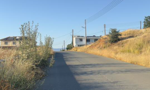 Σοβαρή καταγγελία: Κίνδυνος για πεζούς και αυξημένος φόβος πυρκαγιάς σε γειτονιά στη Λευκωσία - Δείτε φωτογραφίες