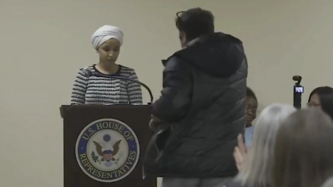 Άνδρας ψέκασε με άγνωστη ουσία τη βουλευτή των Δημοκρατικών Ιλχάν Ομάρ - Μιλούσε σε οπαδούς της στη Μινεάπολη