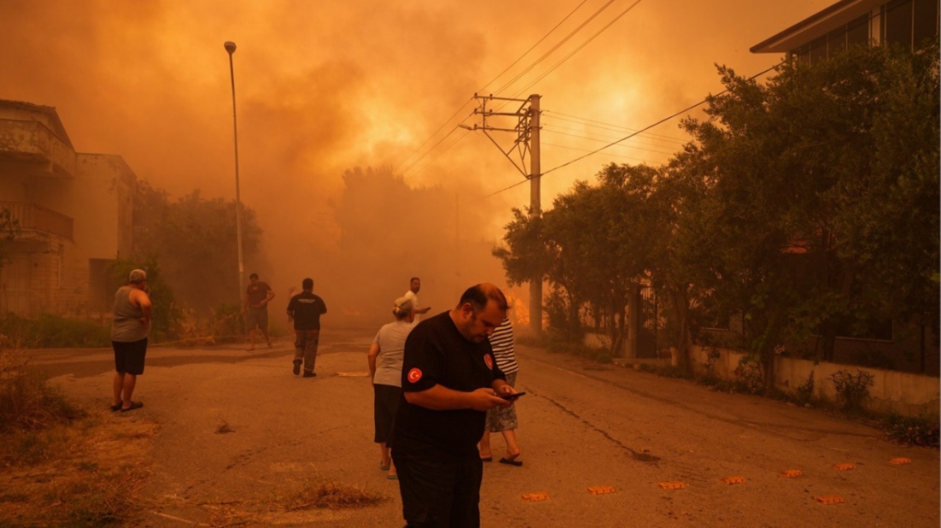 Τέσσερα τα πύρινα μέτωπα στην Τουρκία - Νέες εκκενώσεις, μάχη με τους ισχυρούς ανέμους