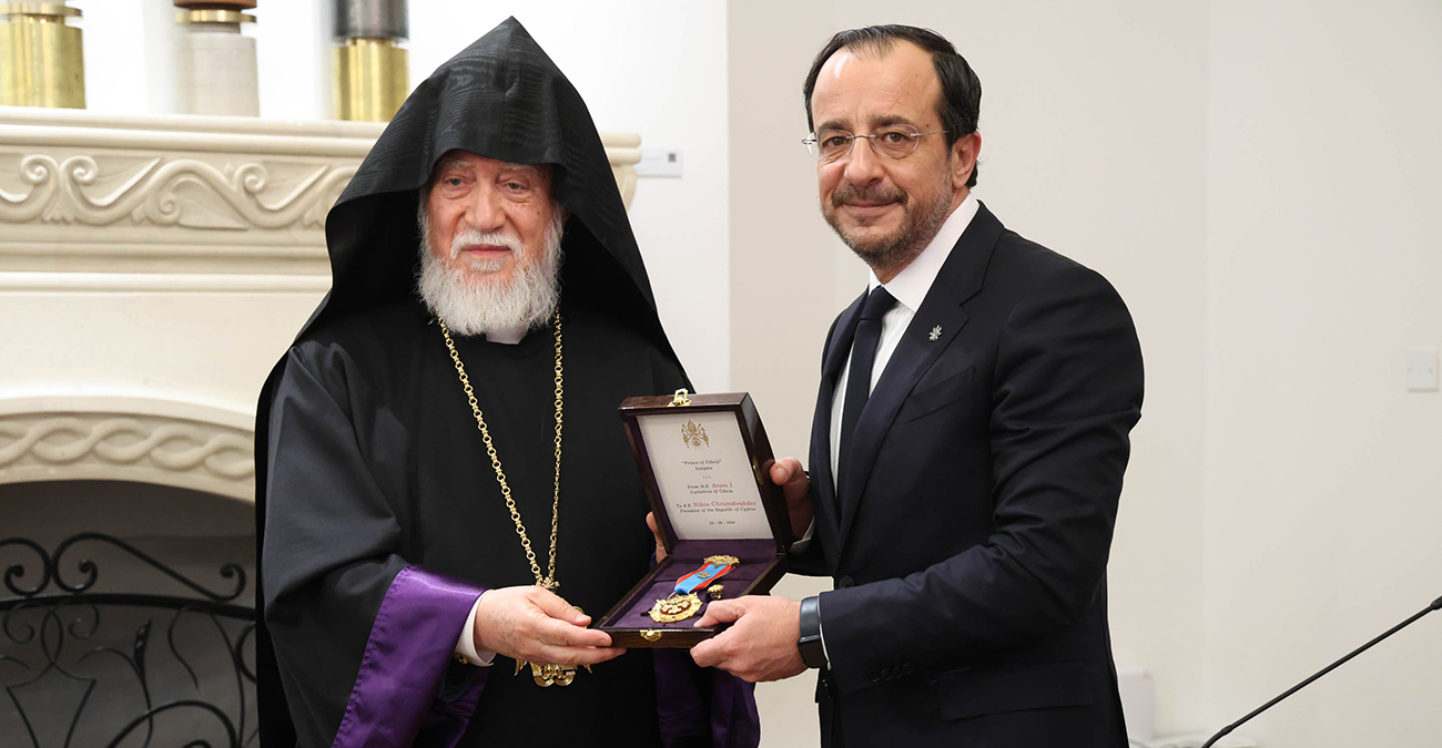 O Πρόεδρος της Δημοκρατίας παρασημοφορήθηκε από τον Πατριάρχη Αράμ Ι - Δείτε φωτογραφίες