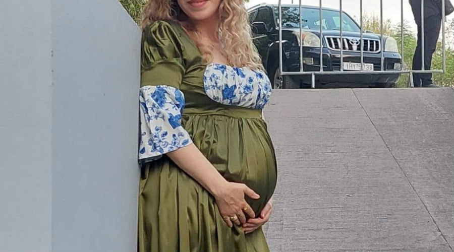 Δεν είχαμε ιδέα: Γνωστή Ελληνίδα τραγουδίστρια αποκάλυψε πως είναι έγκυος (Φώτος)